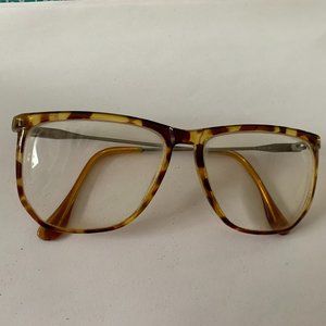 Tortoise-colored frames